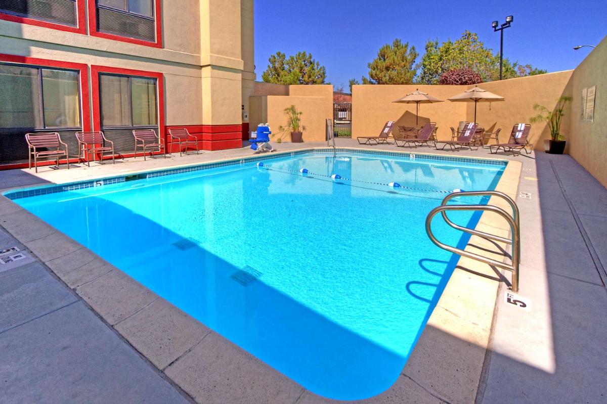 Hampton Inn Fremont - image 6