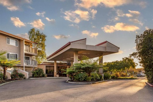 Best Western Plus Garden Court Inn - image 1