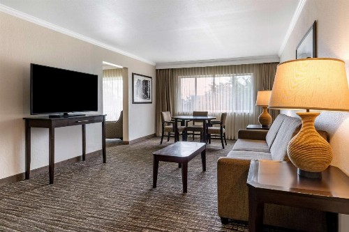 Best Western Plus Garden Court Inn - image 13