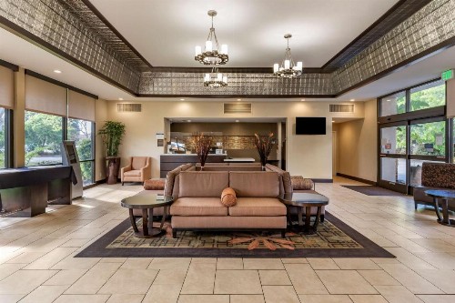 Best Western Plus Garden Court Inn - image 3