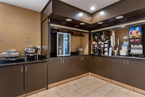 Best Western Plus Garden Court Inn - image 4