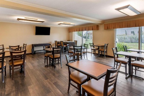 Best Western Plus Garden Court Inn - image 7