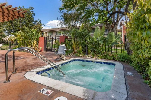 Best Western Plus Garden Court Inn - image 9