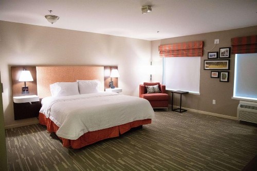Hampton Inn & Suites Fresno - image 17