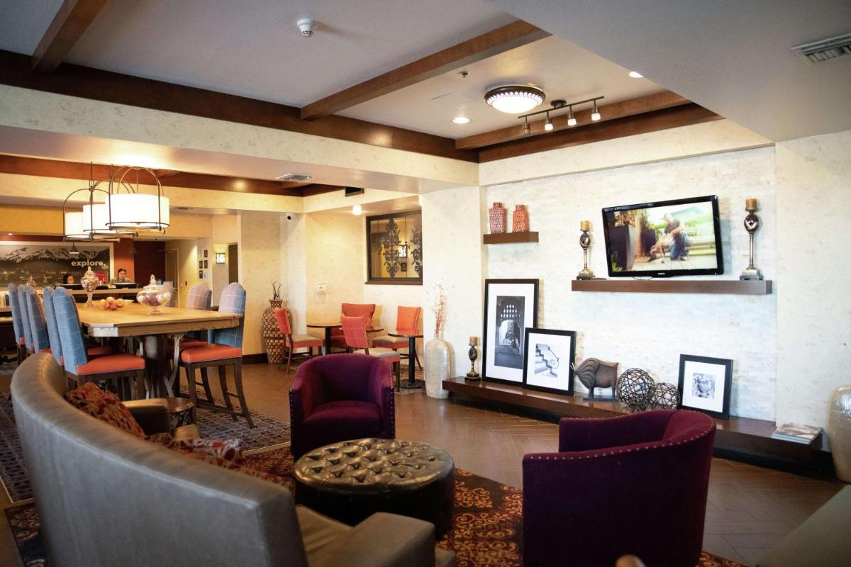 Hampton Inn & Suites Fresno - image 2