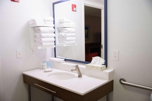 Hampton Inn & Suites Fresno - image 25