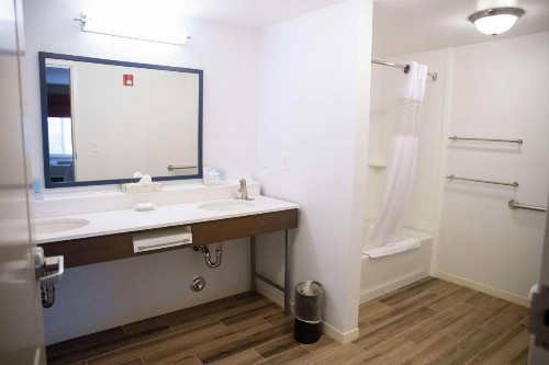 Hampton Inn & Suites Fresno - image 28