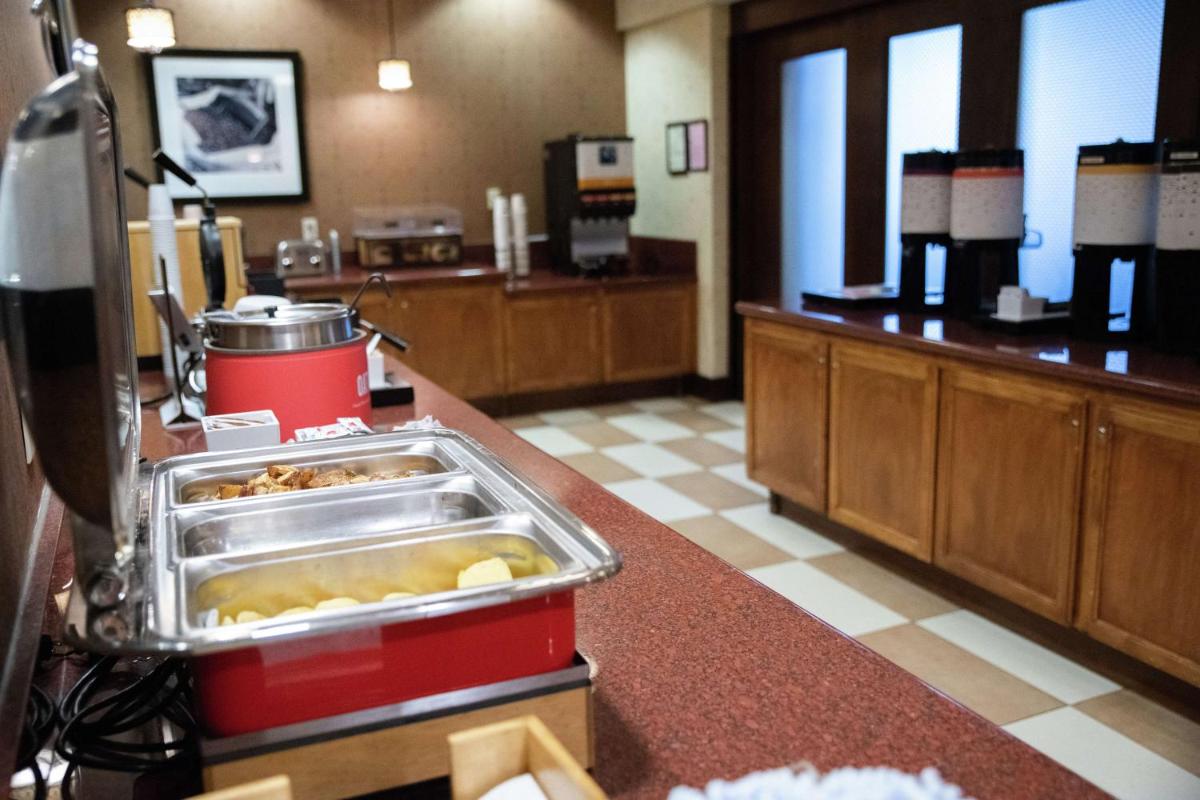 Hampton Inn & Suites Fresno - image 7