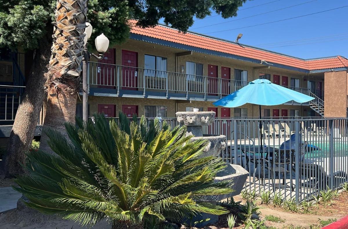 Vagabond Inn Fresno - image 2