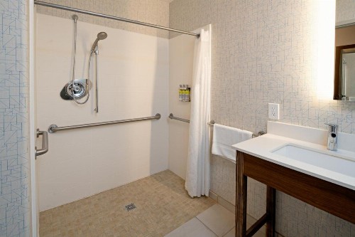 Holiday Inn Express Fresno South an IHG Hotel - image 2