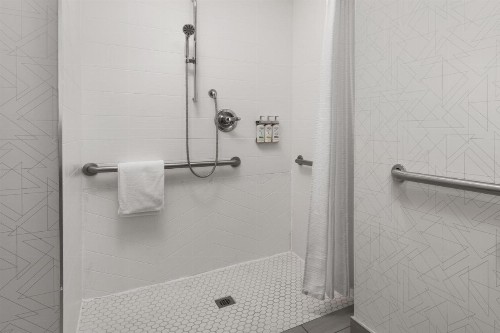 Holiday Inn Express Fresno River Park Highway 41 an IHG Hotel - image 19