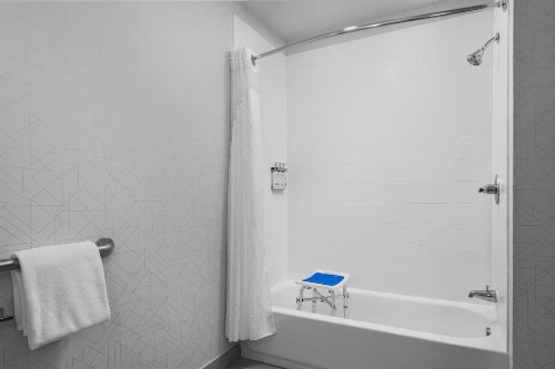 Holiday Inn Express Fresno River Park Highway 41 an IHG Hotel - image 20