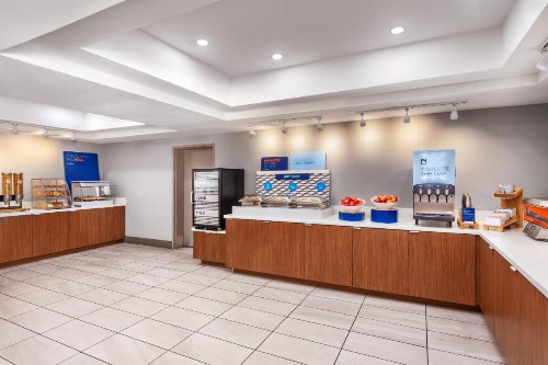 Holiday Inn Express Fresno River Park Highway 41 an IHG Hotel - image 9