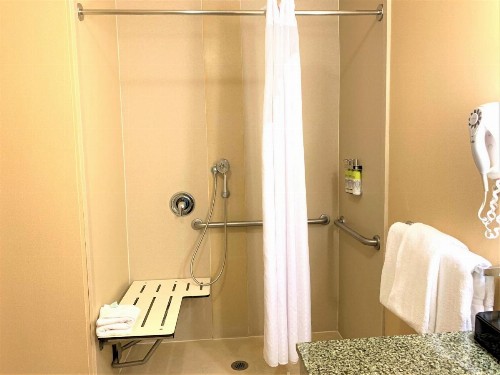 Holiday Inn Express Fresno Northwest - Herndon an IHG Hotel - image 19