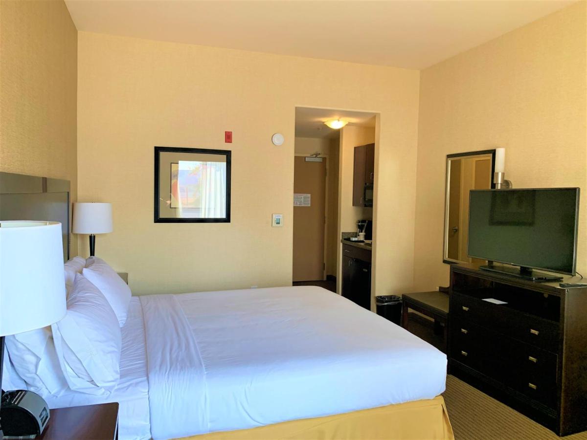 Holiday Inn Express Fresno Northwest - Herndon an IHG Hotel - image 2