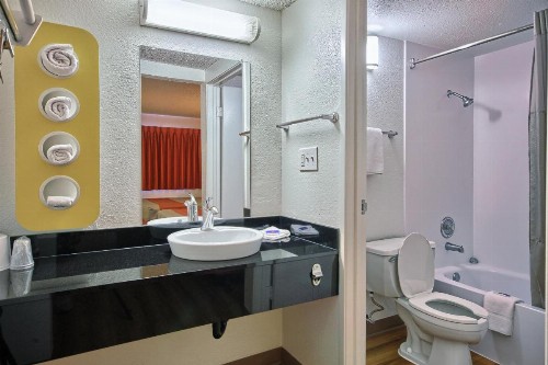 Motel 6-Fresno CA - Blackstone South - image 10