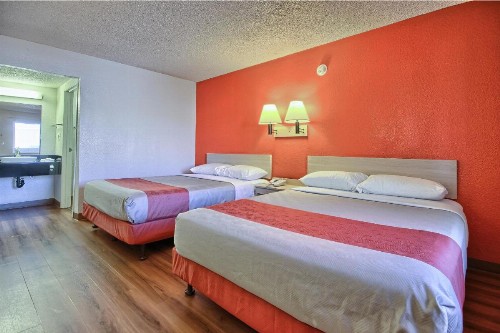 Motel 6-Fresno CA - Blackstone South - image 11