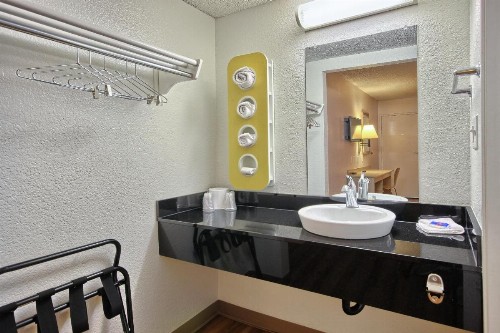 Motel 6-Fresno CA - Blackstone South - image 12