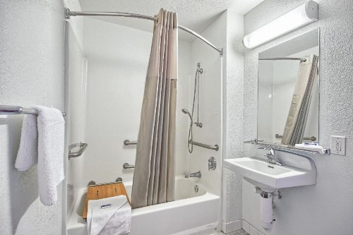 Motel 6-Fresno CA - Blackstone South - image 3