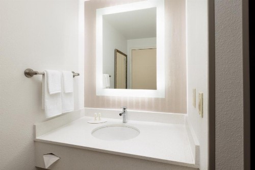 SpringHill Suites Fresno - image 3