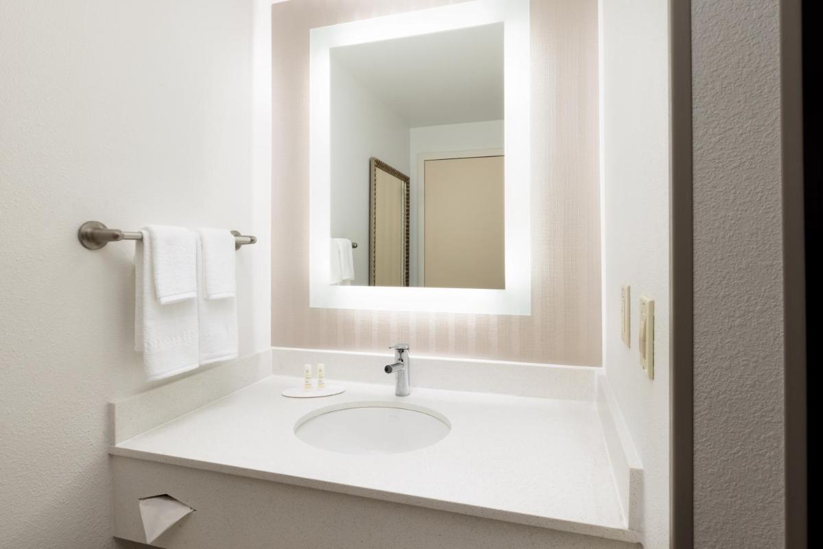 SpringHill Suites Fresno - image 3