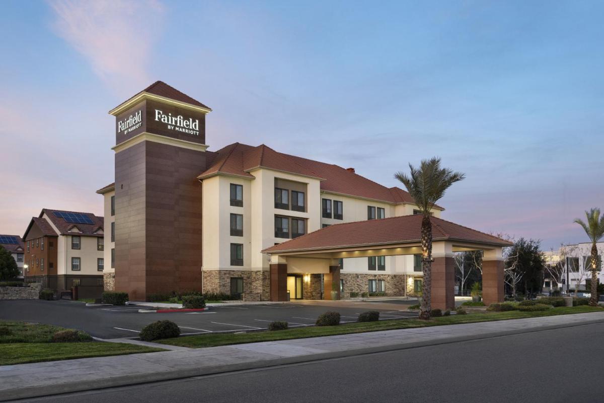 La Quinta by Wyndham Fresno Riverpark - image 2