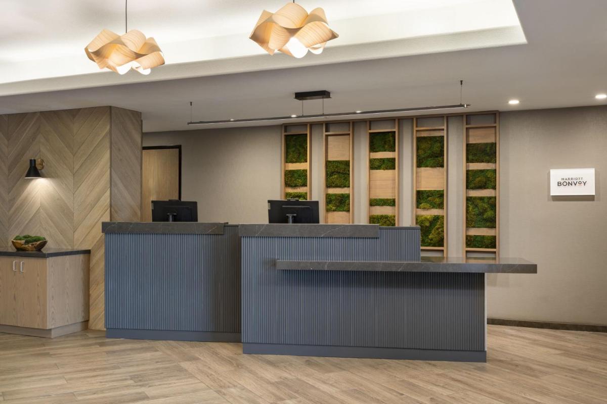 La Quinta by Wyndham Fresno Riverpark - image 3
