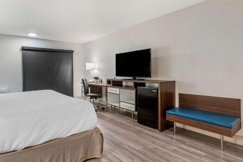 Clarion Pointe Fresno near Yosemite - image 9