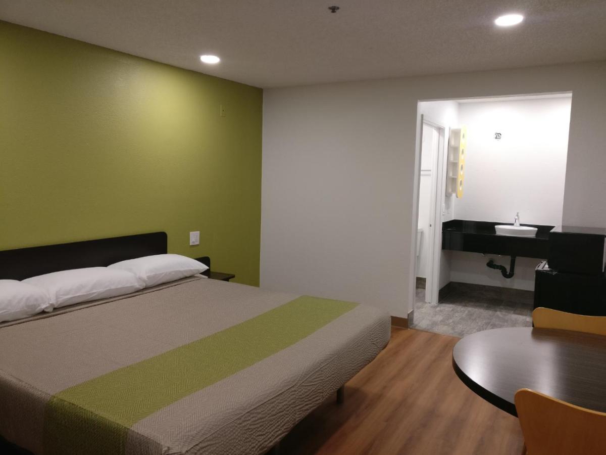 Motel 6-Fresno CA - Yosemite Hwy - image 2