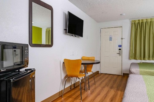 Motel 6-Fresno CA - Yosemite Hwy - image 9