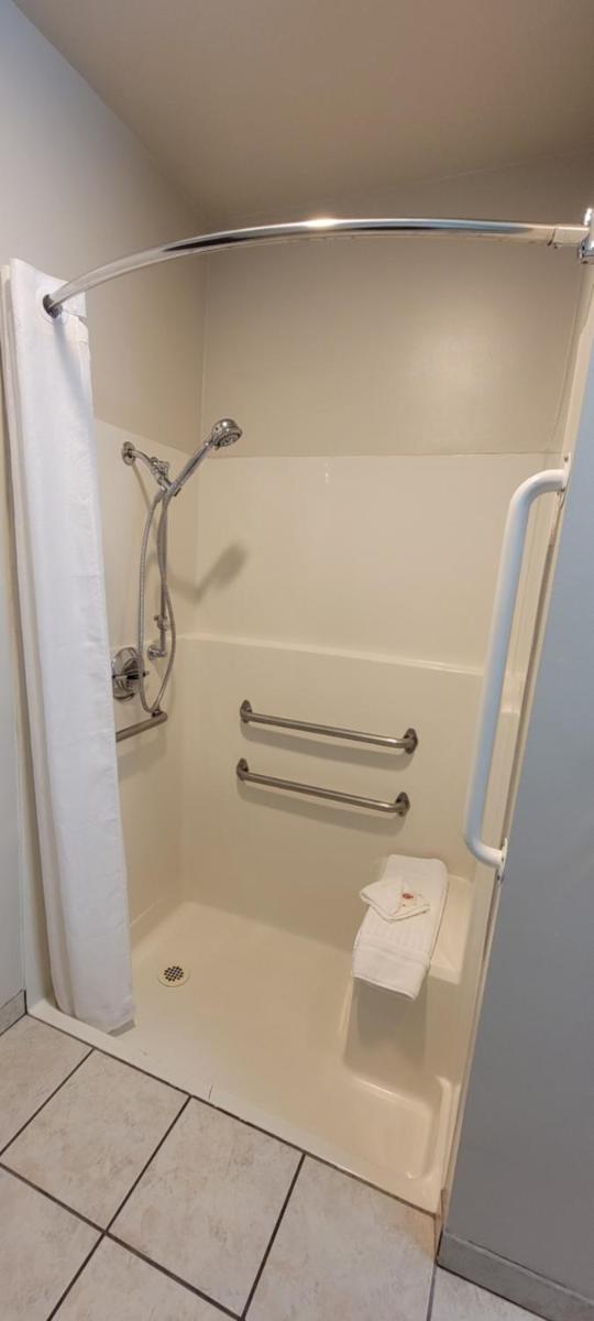 Quality Inn & Suites Fresno Northwest - image 4