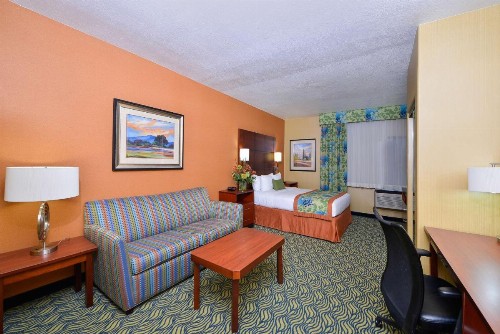 Best Western PLUS Fresno Inn - image 11