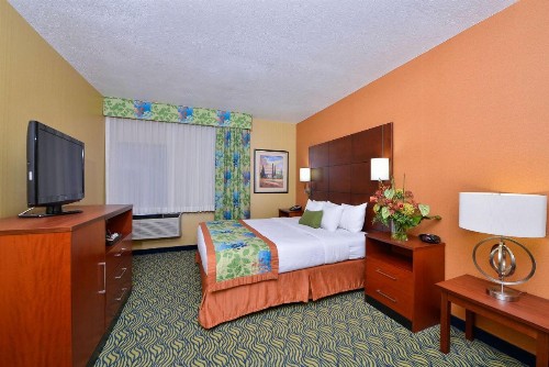 Best Western PLUS Fresno Inn - image 12