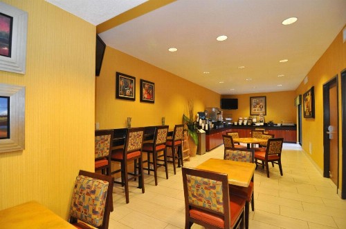 Best Western PLUS Fresno Inn - image 3