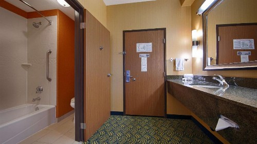 Best Western PLUS Fresno Inn - image 4