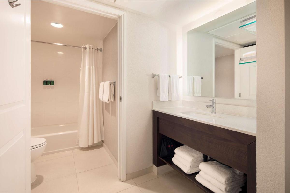Sonesta ES Suites Fresno - image 4