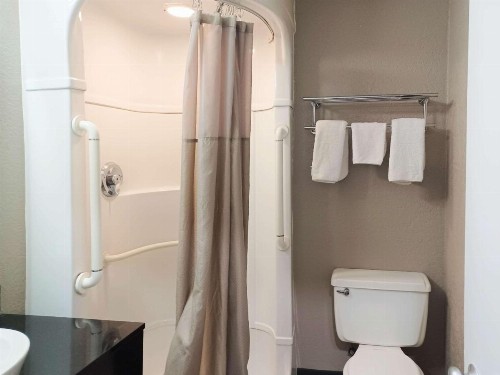 Motel 6-Fresno CA - Blackstone North - image 18