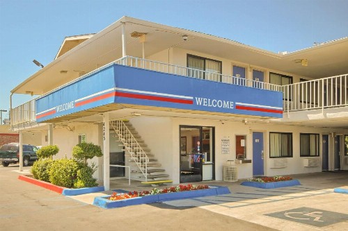 Motel 6-Fresno CA - Blackstone North - image 2