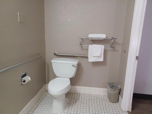 Motel 6-Fresno CA - Blackstone North - image 23