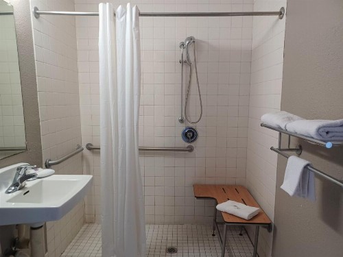 Motel 6-Fresno CA - Blackstone North - image 24