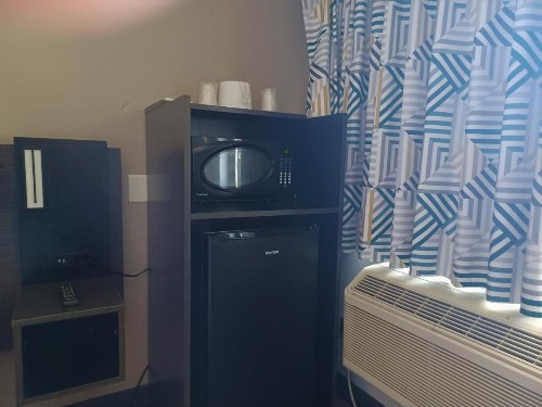 Motel 6-Fresno CA - Blackstone North - image 25