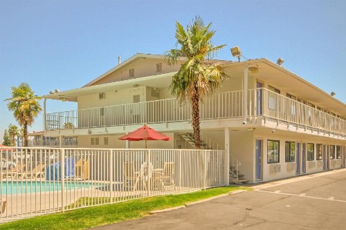 Motel 6-Fresno CA - Blackstone North - image 3