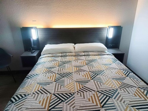 Motel 6-Fresno CA - Blackstone North - image 9