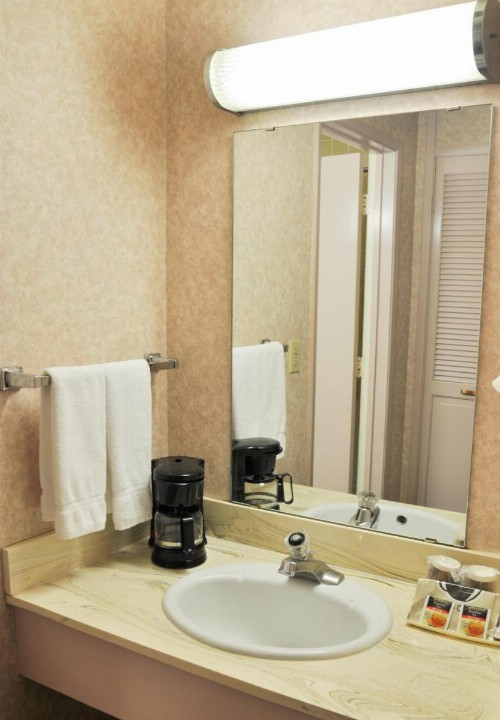 Piccadilly Inn Airport - image 12