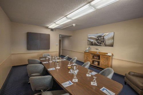 Piccadilly Inn Airport - image 18