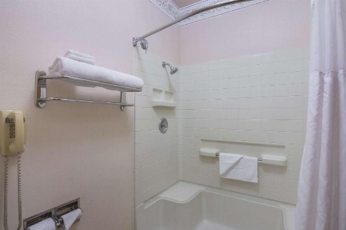 Quality Inn Fresno Airport - image 23