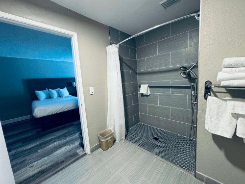 Travelodge by Wyndham Fresno Convention Center Area - image 3