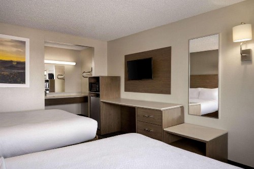 Days Inn by Wyndham Fresno South - image 11