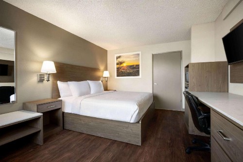Days Inn by Wyndham Fresno South - image 13