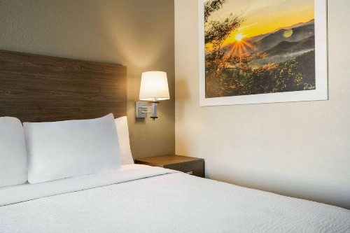 Days Inn by Wyndham Fresno South - image 15
